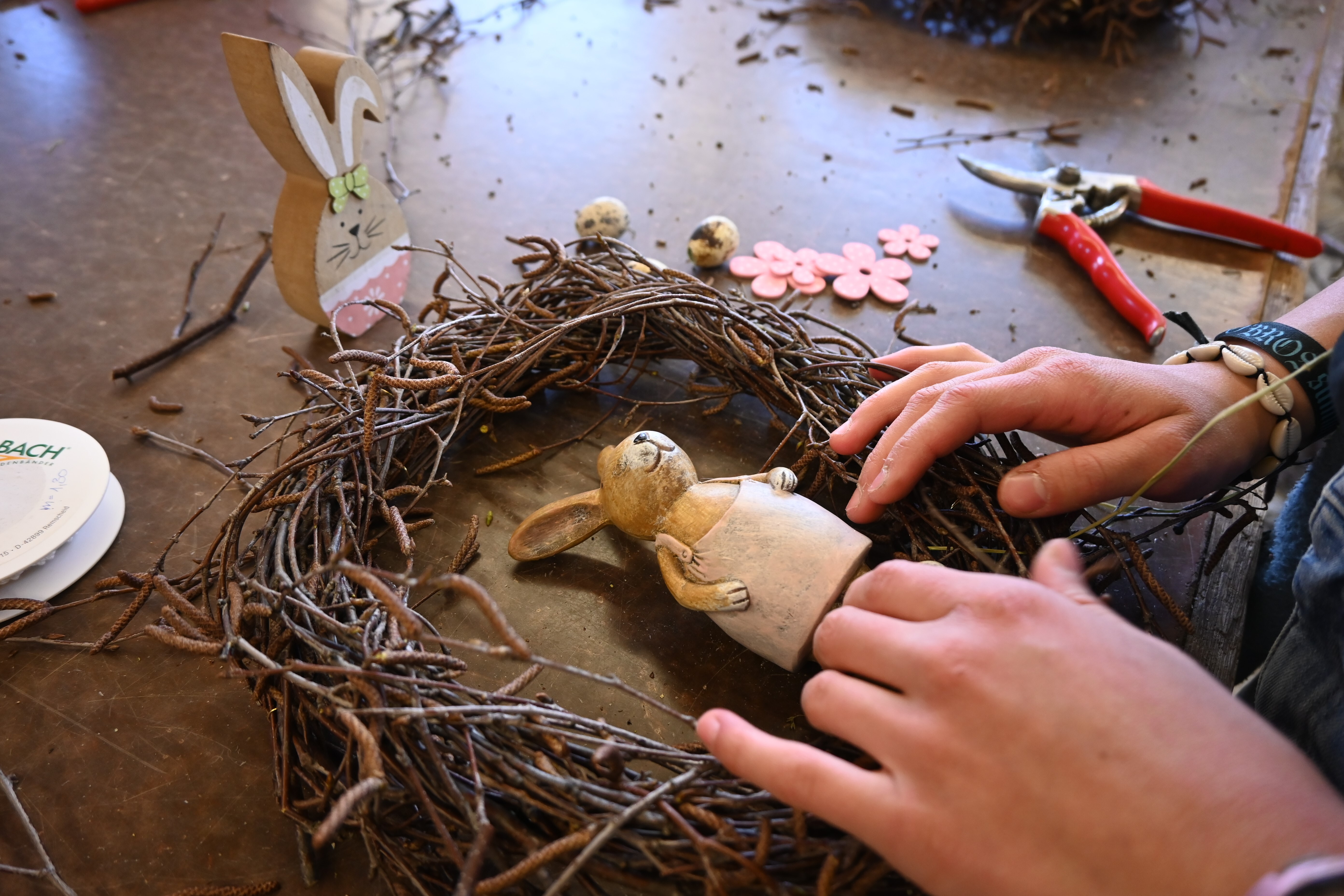 Kranz wird dekoriert