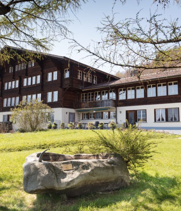 INFORAMA Berner Oberland Schulhaus mit Brunnen 15 04 2020 zoue